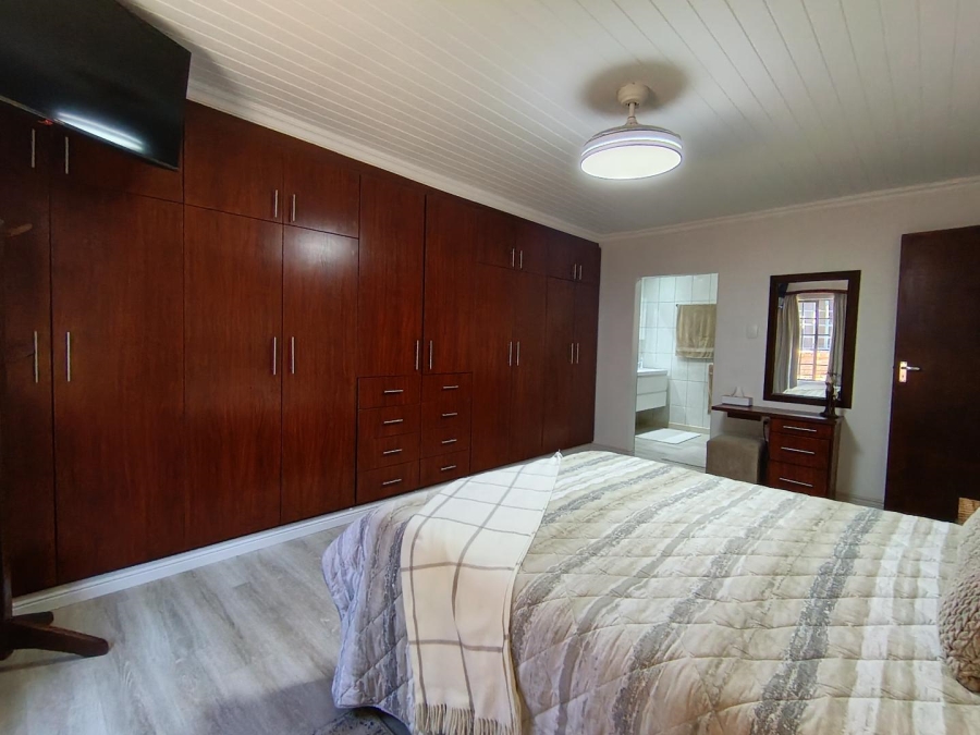 5 Bedroom Property for Sale in Langenhovenpark Free State